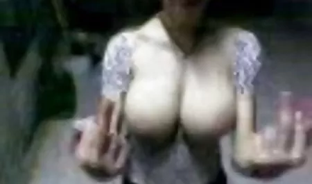 Toket kencang cewek seksi memberikan handjob wanita jilbab mesum untuk besar memiringkan pria hitam