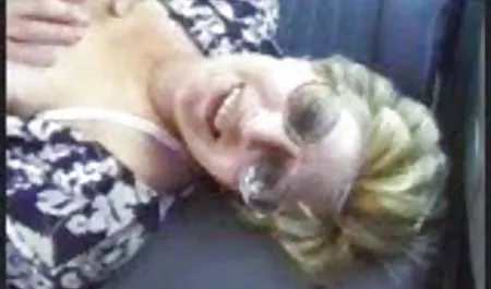 Kim chambers duduk di video ngetot jilbab sofa