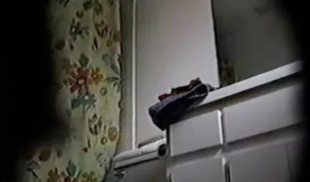 RUY Yazawa video tante berjilbab dengan tiga orang, terletak tepat untuk hari ini