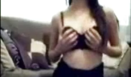 tua jilbab mesum di pantai dyke mengajarkan pelacur muda